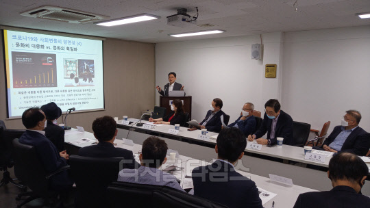 김중백 경희대 사회학과 교수가 지난 5일 안민정책포럼 조찬세미나에서 주제발표를 하고 있다. 김 교수는 재정은 지속가능한 지출구조 전제 아래 투입돼야 한다고 강조했다. 안민정책포럼(이사장 박병원)은 1996년 고(故) 박세일 교수를 중심으로 창립한 지식인 네트워크로 매주 금요일 조찬세미나를 열고 있다.    안민정책포럼 제공